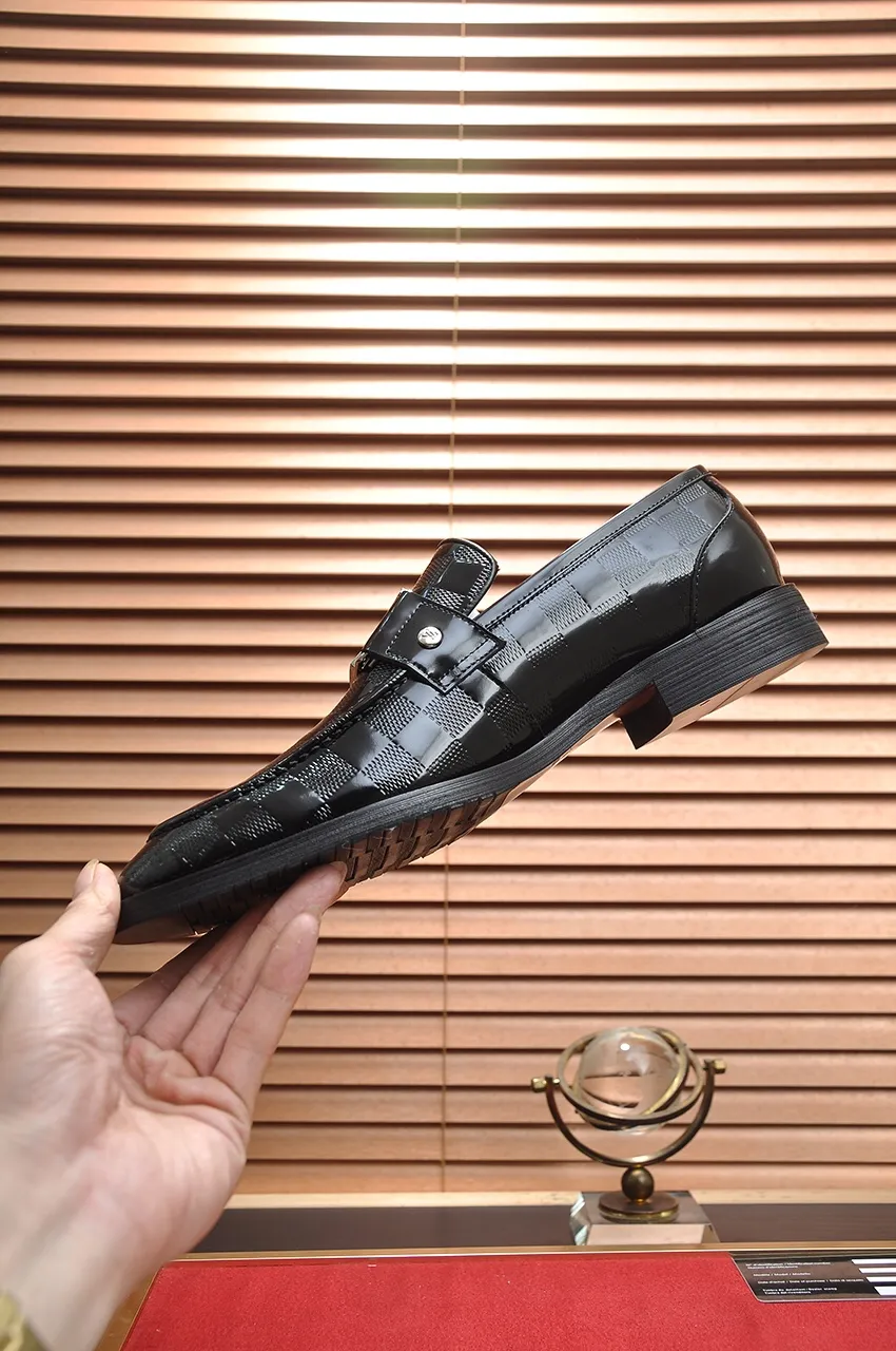 Men's men's shoes 💰520💶 [LV] (original single cowhide lining) 🍀LV's latest genuine leather business suit shoes are launched simultaneously on the official website. The first-layer cowhide imported from Italy is made of heavy gold, 💥official website 1:1 rubber outsole. Versatile to wear, high-end without losing class, and the color combination is extraordinary. This four-season style is alluring when worn on your feet, showing off your big-name flair. Standard code 38-45 (45 customized)